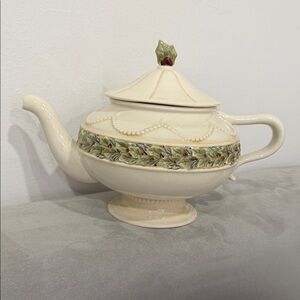 Cream Grasslands Road Holly Leaves & Berries Ceramic Christmas Teapot 5 Cup